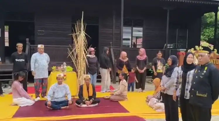 MAHARAJA KUTAI MULAWARMAN DAN LEMBAGA ADAT BESAR KECAMATAN MUARA KAMAN SAMBUT TEAM SCAVAI SINGAPORE DENGAN UPACARA ADAT TEMPONG TAWAR KERAJAAN KUTAI MULAWARMAN